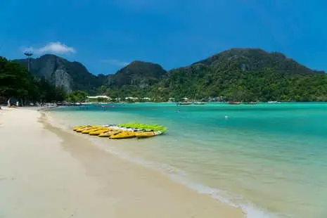 kayak on loh dalum beach is famous way to explore around koh Phi Phi